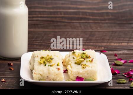 Der Indische Mithai Hot Kalakand Burfi, Auch Bekannt Als Alwar Mawa Qalaqand Barfi, Mishri Mava Oder Khoa Milkcake, Wird Aus Erfestigter Milch Meetha Doodh Khoya Hergestellt Stockfoto