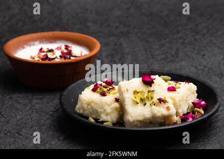 Der Indische Mithai Hot Kalakand Burfi, Auch Bekannt Als Alwar Mawa Qalaqand Barfi, Mishri Mava Oder Khoa Milkcake, Wird Aus Erfestigter Milch Meetha Doodh Khoya Hergestellt Stockfoto