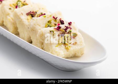 Der Indische Mithai Hot Kalakand Burfi, Auch Bekannt Als Alwar Mawa Qalaqand Barfi, Mishri Mava Oder Khoa Milkcake, Wird Aus Erfestigter Milch Meetha Doodh Khoya Hergestellt Stockfoto