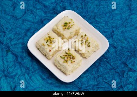 Der Indische Mithai Hot Kalakand Burfi, Auch Bekannt Als Alwar Mawa Qalaqand Barfi, Mishri Mava Oder Khoa Milkcake, Wird Aus Erfestigter Milch Meetha Doodh Khoya Hergestellt Stockfoto