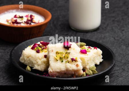 Der Indische Mithai Hot Kalakand Burfi, Auch Bekannt Als Alwar Mawa Qalaqand Barfi, Mishri Mava Oder Khoa Milkcake, Wird Aus Erfestigter Milch Meetha Doodh Khoya Hergestellt Stockfoto