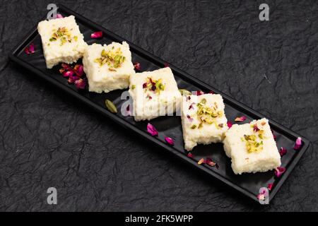 Der Indische Mithai Hot Kalakand Burfi, Auch Bekannt Als Alwar Mawa Qalaqand Barfi, Mishri Mava Oder Khoa Milkcake, Wird Aus Erfestigter Milch Meetha Doodh Khoya Hergestellt Stockfoto