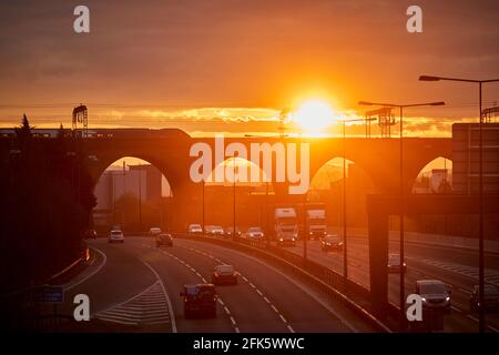 Sonnenaufgang im Stockport Viaduct, Greater Manchester. Eine london begrenzt British Rail Class 390 Pendolino Avanti Westküste Stockfoto