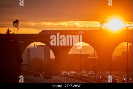 Sonnenaufgang im Stockport Viaduct, Greater Manchester. Eine london begrenzt British Rail Class 390 Pendolino Avanti Westküste Stockfoto