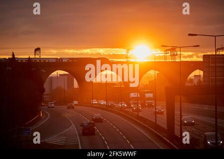 Sonnenaufgang im Stockport Viaduct, Greater Manchester. Eine london begrenzt British Rail Class 390 Pendolino Avanti Westküste Stockfoto