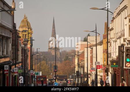 Wolverhampton Stadt, in der West Midlands Darlington Street mit Blick auf die denkmalgeschützte ehemalige St. Mark's Church Stockfoto