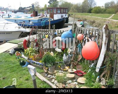 Ein Strandthema für ein kleines Stück Garten neben den Hausbooten am Ufer des Flusses Deben zwischen Melton und Woodbridge. Stockfoto