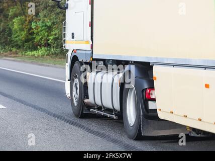 Big Truck geht auf der Autobahn in der Nähe von Stockfoto