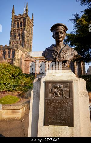 Wolverhampton City, in den West Midlands Grade I gelistet St. Peter's Collegiate Church und Douglas Morris Harris Memorial Stockfoto