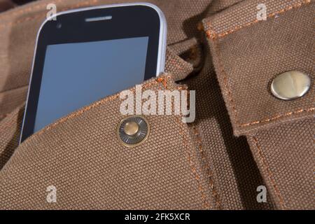 Smartphone in offener Tasche aus Stofftasche Stockfoto