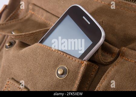 Smartphone in offener Tasche aus Stofftasche Stockfoto