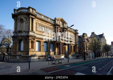 Vom Architekten Julius Alfred Chatwin Grade II* gelisteter Badestein Und sechs rote Granitsäulen Wolverhampton Art Gallery auf Lichfield Straße Stockfoto