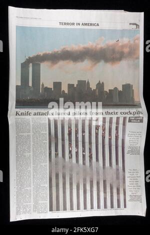 Innenseite der Zeitung The Times nach den Terroranschlägen auf die Vereinigten Staaten am 11. September 2001. Stockfoto