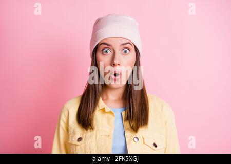 Foto von schönen beeindruckt junge Frau gekleidet Casual Kleidung Mütze Große Augen isoliert rosa Hintergrund Stockfoto