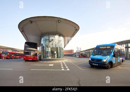 Busbahnhof Wolverhampton, Stadt, in den West Midlands, öffentlicher Verkehrsknotenpunkt, der von Transport for West Midlands (TfWM) verwaltet wird. Stockfoto