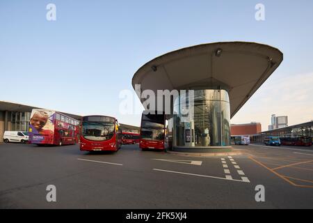 Busbahnhof Wolverhampton, Stadt, in den West Midlands, öffentlicher Verkehrsknotenpunkt, der von Transport for West Midlands (TfWM) verwaltet wird. Stockfoto