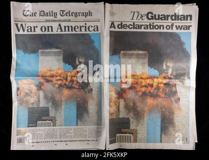Titelseiten des Daily Telegraph und des Guardian nach den Terroranschlägen auf die Vereinigten Staaten am 11. September 2001. Stockfoto