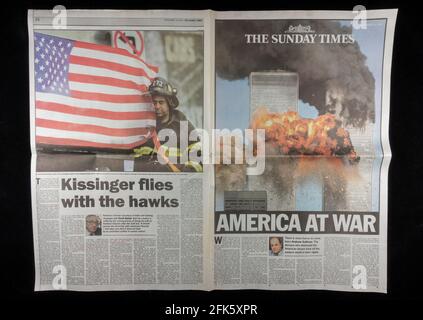 Doppelte Titelseite der Zeitung Sunday Times (UK) nach den Terroranschlägen auf die Vereinigten Staaten am 11. September 2001. Stockfoto