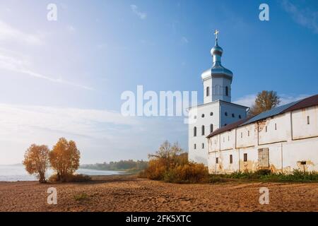 Herbstlandschaft. Menschenleerer Strand am Ufer des Flusses Wolchow in der Nähe der Mauern des Jurjew (St. George) Kloster, Weliki Nowgorod, Russland Stockfoto