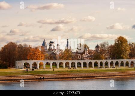 Schöne Herbstansicht des Yaroslav's Hofes. Nowgorod Weliki, Russland Stockfoto