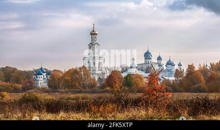 Panoramablick auf die Yuriev (St. George) Kloster, Nowgorod der große, Russland. Herbstlandschaft Stockfoto