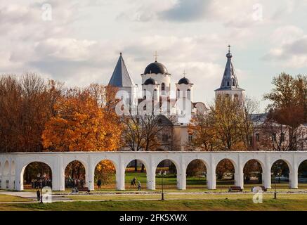 Der Hof von Jaroslav mit der alten Kathedrale des Hl. Nikolaus und der Arkade von Gostiny Dvor. Nowgorod Weliki, Russland Stockfoto