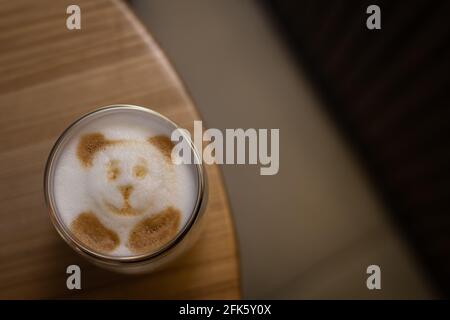 Latte-Kaffee mit Schaum. Schaum auf dem Kaffeebär. Ungewöhnliches Kaffeeservieren. Flach liegend Stockfoto