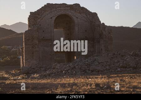 Sonnenuntergang an den Steinruinen von Iglesia San Francisco Javier de Batuc, die im Staudamm El Novillo in der Gemeinde San Pedro de la Cueva in Sonora Mexiko untergetaucht wurden. Ruinen, die durch niedrigen Wasserstand und Dürre in der nordwestlichen Region Mexikos freigelegt wurden. (Foto Von Luis Gutierrez / Norte Photo). Atardecer en las Ruinas de piedra de Iglesia San Francisco Javier de Batuc que se encontraba sumergida en la presa el Novillo en el municipio o Pueblo San Pedro de la Cueva, En Sonora Mexiko. ruinas al descubierto por el bajo nivel del agua y sequia en la Region noroeste de Mexico. (Foto Stockfoto