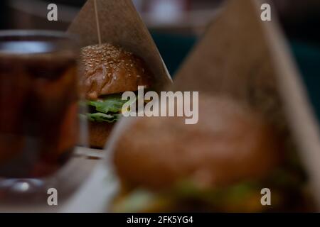 Burger mit Käse, Rinderpastete und Salat. Selektive Schärfe Stockfoto
