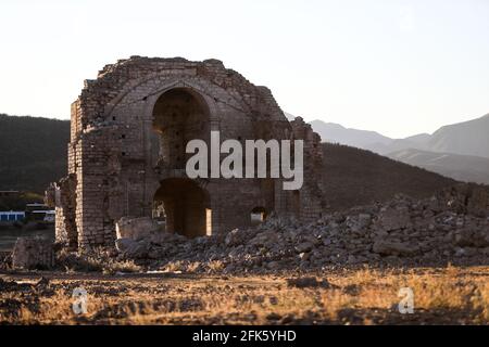 Sonnenuntergang an den Steinruinen von Iglesia San Francisco Javier de Batuc, die im Staudamm El Novillo in der Gemeinde San Pedro de la Cueva in Sonora Mexiko untergetaucht wurden. Ruinen, die durch niedrigen Wasserstand und Dürre in der nordwestlichen Region Mexikos freigelegt wurden. (Foto Von Luis Gutierrez / Norte Photo). Atardecer en las Ruinas de piedra de Iglesia San Francisco Javier de Batuc que se encontraba sumergida en la presa el Novillo en el municipio o Pueblo San Pedro de la Cueva, En Sonora Mexiko. ruinas al descubierto por el bajo nivel del agua y sequia en la Region noroeste de Mexico. (Foto Stockfoto