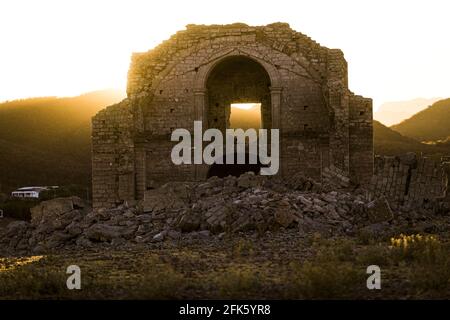 Sonnenuntergang an den Steinruinen von Iglesia San Francisco Javier de Batuc, die im Staudamm El Novillo in der Gemeinde San Pedro de la Cueva in Sonora Mexiko untergetaucht wurden. Ruinen, die durch niedrigen Wasserstand und Dürre in der nordwestlichen Region Mexikos freigelegt wurden. (Foto Von Luis Gutierrez / Norte Photo). Atardecer en las Ruinas de piedra de Iglesia San Francisco Javier de Batuc que se encontraba sumergida en la presa el Novillo en el municipio o Pueblo San Pedro de la Cueva, En Sonora Mexiko. ruinas al descubierto por el bajo nivel del agua y sequia en la Region noroeste de Mexico. (Foto Stockfoto