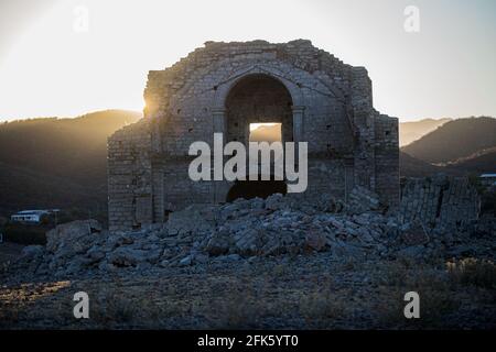 Sonnenuntergang an den Steinruinen von Iglesia San Francisco Javier de Batuc, die im Staudamm El Novillo in der Gemeinde San Pedro de la Cueva in Sonora Mexiko untergetaucht wurden. Ruinen, die durch niedrigen Wasserstand und Dürre in der nordwestlichen Region Mexikos freigelegt wurden. (Foto Von Luis Gutierrez / Norte Photo). Atardecer en las Ruinas de piedra de Iglesia San Francisco Javier de Batuc que se encontraba sumergida en la presa el Novillo en el municipio o Pueblo San Pedro de la Cueva, En Sonora Mexiko. ruinas al descubierto por el bajo nivel del agua y sequia en la Region noroeste de Mexico. (Foto Stockfoto