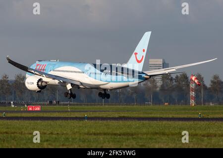 AMSTERDAM, NIEDERLANDE - 12. September 2020: TUI (X3 / TUI) nähert sich dem Flughafen Amsterdam Schiphol (EHAM/AMS) mit einer Boeing 787-8 Dreamliner B788 (PH-TFK /3 Stockfoto