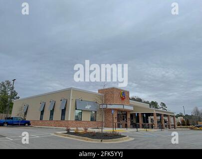 Augusta, GA USA - 04 12 21: Eckansicht Wild Wings Cafe Bar und Restaurant - Walton Way Stockfoto