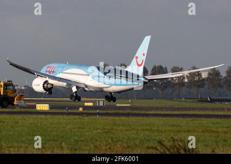 AMSTERDAM, NIEDERLANDE - 12. September 2020: TUI (X3 / TUI) nähert sich dem Flughafen Amsterdam Schiphol (EHAM/AMS) mit einer Boeing 787-8 Dreamliner B788 (PH-TFK /3 Stockfoto