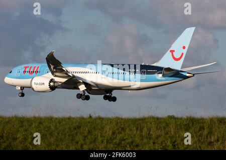 AMSTERDAM, NIEDERLANDE - 12. September 2020: TUI (X3 / TUI) nähert sich dem Flughafen Amsterdam Schiphol (EHAM/AMS) mit einer Boeing 787-8 Dreamliner B788 (PH-TFK /3 Stockfoto