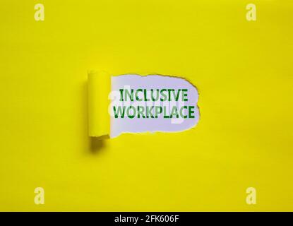 Inklusive Arbeitsplatzsymbol. Hinter zerrissenen gelben Papieren erscheinen die Begriffe „integrativer Arbeitsplatz“. Schöner Hintergrund. Business, besser inklusive Stockfoto