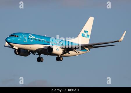 AMSTERDAM, NIEDERLANDE - 12. September 2020: KLM (KL / KLM) nähert sich dem Flughafen Amsterdam Schiphol (EHAM/AMS) mit einer Boeing 737-7K2 B737 (PH-BGF/30365). Stockfoto