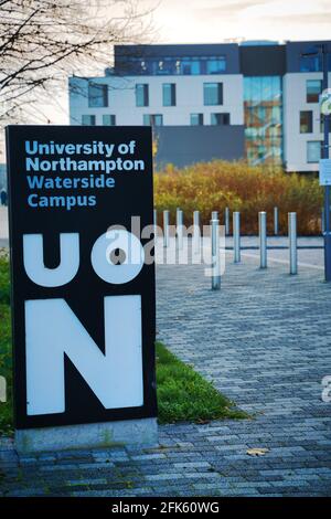 NORTHAMPTON, GROSSBRITANNIEN - 12. Feb 2016: UON - University of Northampton - Vorstand. Tagsüber/draußen, Fußweg Stockfoto