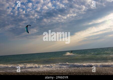 Kitesurfer reitet eine Kite-Surf auf Wellen des Meeres Stockfoto