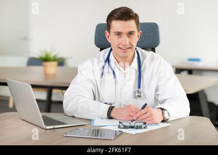 Ärztliche Beratung. Lächelnder Arzt im Büro Stockfoto