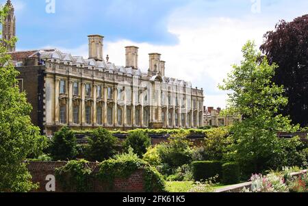 Clare College der University of Cambridge auf einem sonnigen Tag von der Cam aus gesehen Stockfoto