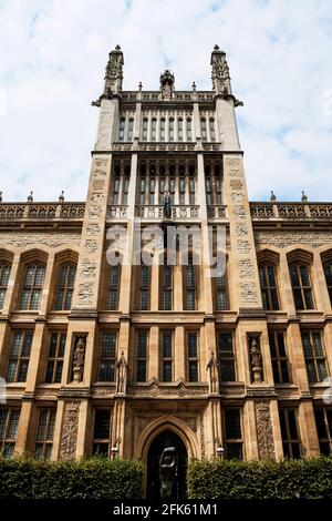 Der Eingang der Maughan Library, der Hauptbibliothek der berühmten Forschungsuniversität, King's College London Stockfoto