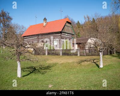 Kopicuv statek, Kacanovy, Tschechien. April 2021. Ein wichtiges Denkmal der Volksarchitektur entlang des Flusses Jizera aus dem Jahr 1787, erbaut von den Bauern Stockfoto