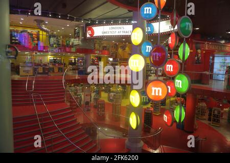 London, Großbritannien, 2.09.2019 - leeres Touristengeschäft im größten Süßwarenladen von M&MS der Welt Stockfoto