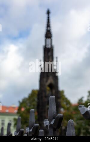 Prag, Tschechische Republik, 2.09.2020 - gusseiserner Zaun im Hintergrund der verschwommenen Altstadt Stockfoto