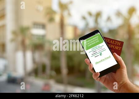 Smartphone mit gültigem digitalen Impfpass COVID-19.Inmundity Pass, Gesundheits- und Überwachungskonzepte. Gefälschte Daten auf dem Bildschirm Stockfoto