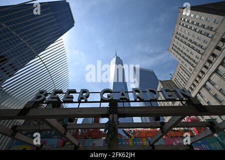 New York, USA. April 2021. Außenansicht des Oculus Beer Garden, gelegen am Two World Trade Center plaza, New York, NY, 28. April 2021. (Foto von Anthony Behar/Sipa USA) Quelle: SIPA USA/Alamy Live News Stockfoto