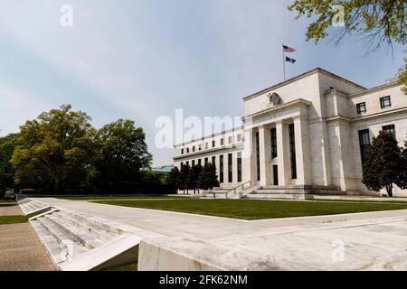 Washington, USA. April 2021. Das am 28. April 2021 aufgenommene Foto zeigt die US Federal Reserve in Washington, DC, USA. Die US-Notenbank Federal Reserve hat am Mittwoch ihre Leitzinsen unverändert auf dem Rekordtief von nahe Null gehalten, da die Konjunkturerholung aufgrund der Fortschritte bei der Impfung gegen COVID-19 und der starken fiskalischen Unterstützung an Fahrt gewinnt. Kredit: Ting Shen/Xinhua/Alamy Live Nachrichten Stockfoto