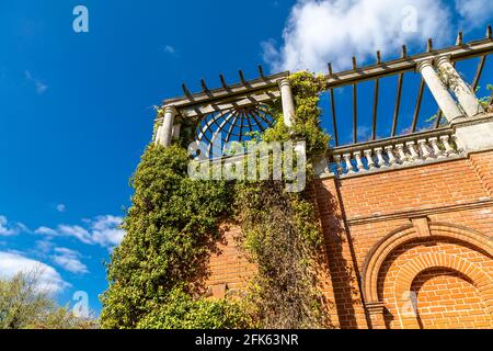 Überwuchert Hampstead Heath Pergola and Hill Gardens, North London, Großbritannien Stockfoto